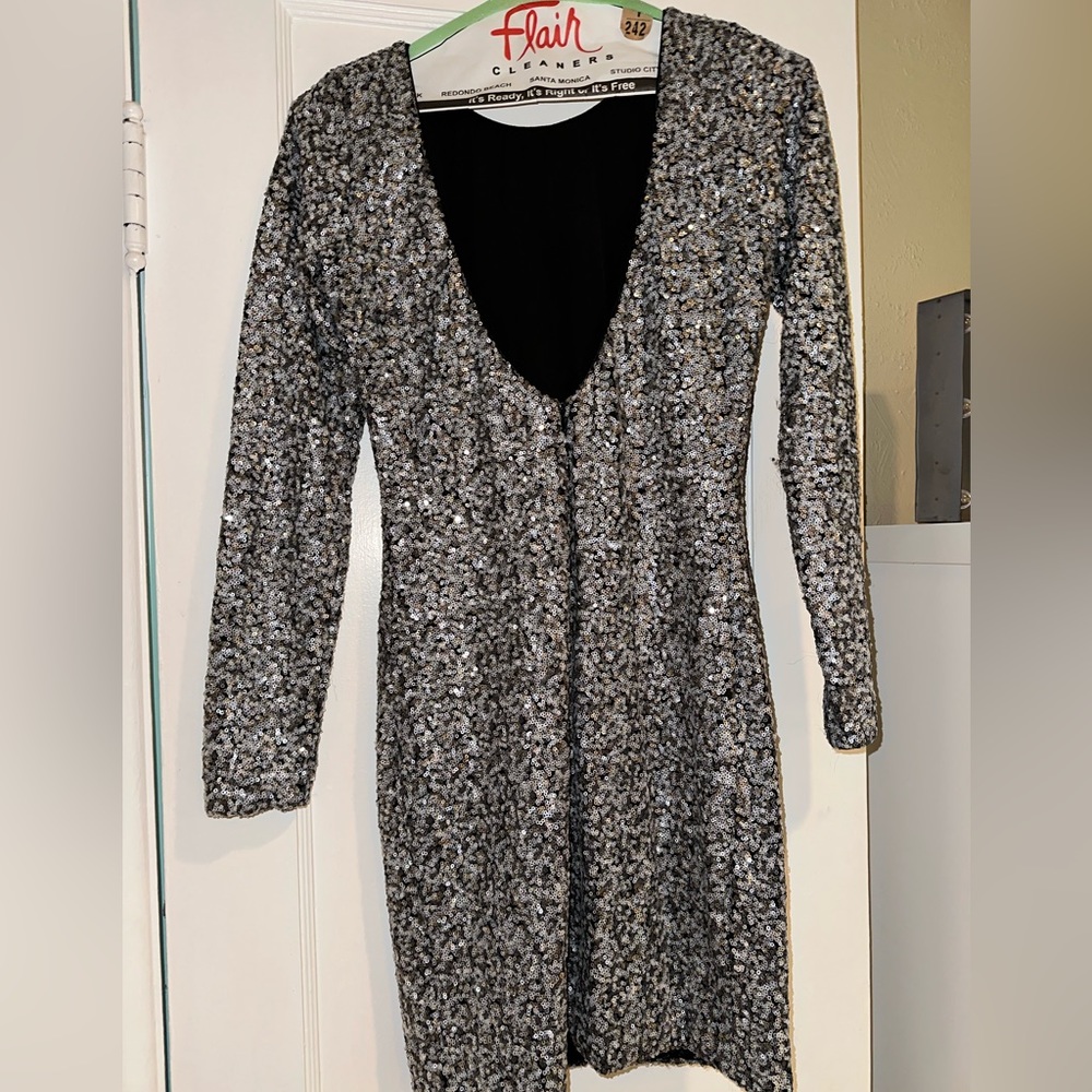 Super flattering and fun dress! - Picture 3 of 5